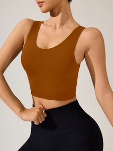 Détail d'un haut de yoga caramel avec larges bretelles et ourlet côtelé pour le fitness