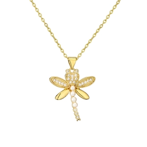 Collier pendentif libellule dorée avec petites pierres précieuses et perles sur fond blanc