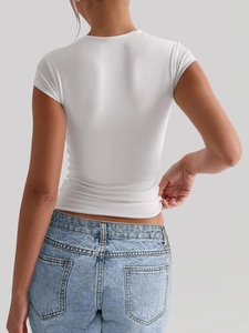 Vue arrière du t-shirt de yoga blanc ajusté avec tissu extensible pour le sport sur modèle