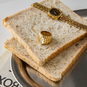 Anello in acciaio inossidabile 18K con pietra e orologio vintage su toast