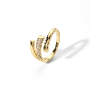 Détails d'une bague spirale dorée ajustable avec micro-pavage de zircons brillants de luxe