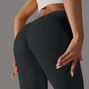 Détail du legging de yoga noir taille haute avec design scrunch butt pour le fitness