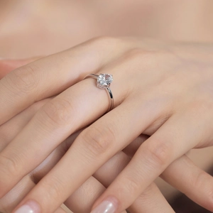 Macro shot of S925 sterling silver ring with 8A ice flower cut sparkling zirconia