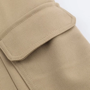 Vue macro d'une poche en sergé kaki avec détails de coutures doubles haute densité