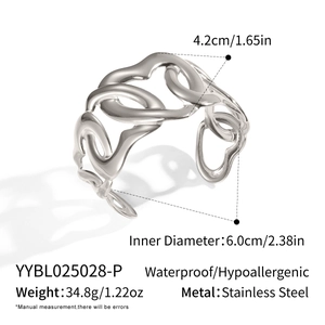 Macro detail showing stainless steel silver heart-shaped chain bracelet with size dimensions