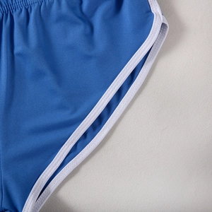 Nahaufnahme der hellblauen Sportshorts mit weißer Paspelierung und Strickstruktur