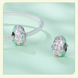 Vista macro dello charm uovo di Pasqua in argento S925 con smalto e zirconi blu