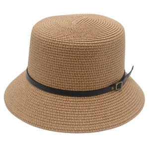 Cappello di paglia kaki stile boater con sottile cinturino in pelle nera e fibbia in metallo