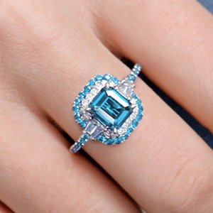 Lussuoso anello geometrico quadrato con pietra blu e accenti di diamanti per donne