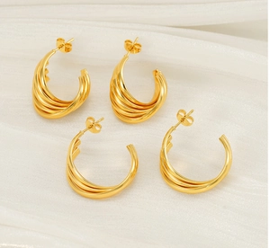 Vue détaillée de deux paires de créoles multicouches torsadées plaquées or 18 carats