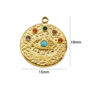 Makroansicht des goldenen Evil Eye Anhängers mit Türkis und Maßen 18 mm mal 15 mm