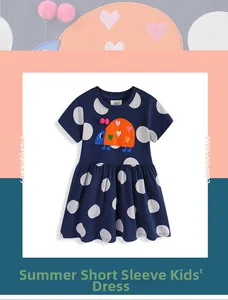 Détails de broderie scarabée mignonne et pois blancs sur robe d'été en coton bleu marine