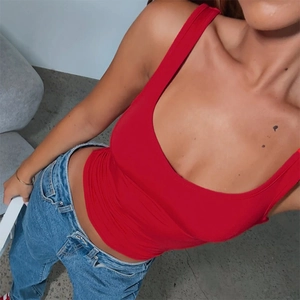 Detaillierte Strickstruktur eines roten Tanktops kombiniert mit klassischer Jeans