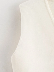 Gros plan du débardeur en maille blanc crème montrant la texture fine et les coutures