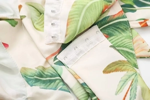 Détail du système de fermeture à crochets et œillets sur la robe imprimé tropical