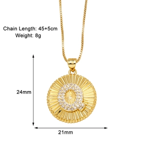Dettaglio del ciondolo rotondo con lettera Q dorata con dimensioni 24mm x 21mm e info catena