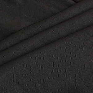 Gros plan sur la texture du tissu sergé noir montrant le tissage fin et le drapé