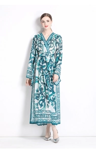Détail du col en V et du cordon de serrage avec motif floral bleu sur robe maxi bohème