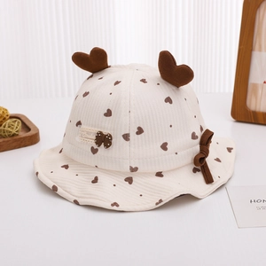 Détail du chapeau bébé montrant la texture velours, motifs cœurs et détails 3D mignons