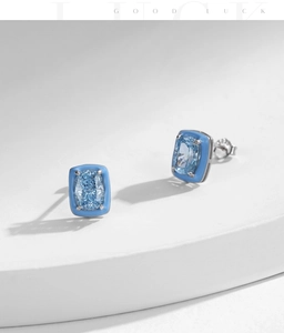 Gros plan de boucles d'oreilles en argent S925 avec pierre bleue et cadre en émail