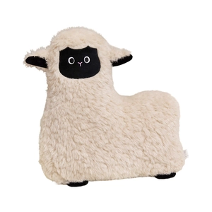 Peluche de mouton blanc de dessin animé avec oreilles noires et nez rose de profil