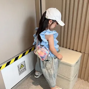 Bambina con borsa da pranzo unicorno rosa trasparente e pompon colorato in peluche