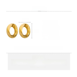 Detailliertes Datenblatt für große goldene ovale Ohrringe mit 4,7x3,4 cm Größenangabe
