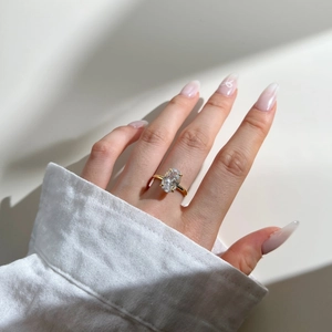 Detail of s925 silver ring featuring an oval ice-cut cubic zirconia in golden finish