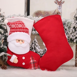 Set di calze natalizie lavorate a maglia con Babbo Natale e decorazioni festive