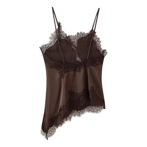 Détail d'un caraco en satin marron foncé avec dentelle cil et ourlet asymétrique