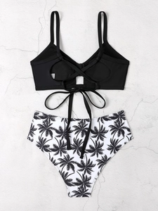 Detailliertes Flatlay: Schwarzes Bikini-Top mit Schnürung und Palm-Print High-Waist-Hose