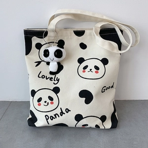 Detail der beigen Panda-Stofftasche mit Plüschanhänger und Lovely-Schriftzug