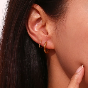 Boucles d'oreilles créoles double couche plaquées or 18K portées sur doubles piercings