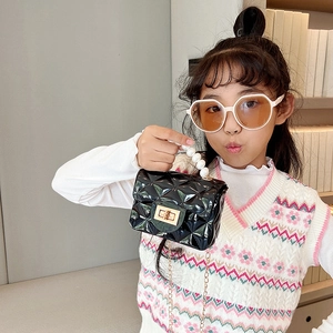 Mini girls crossbody bag in black patent leather with pearl handle and chain strap