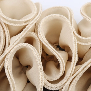 Top a fascia in mesh con fiori 3D beige, dettaglio dei bordi in chiffon stratificato