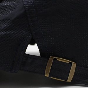 Berretto estivo blu navy in mesh traspirante con fibbia di regolazione in bronzo retro