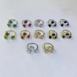 Piatto di anelli con gemme a cuore colorate e fasce regolabili placcate oro 18K