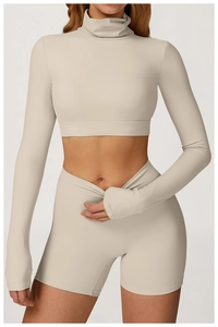 Detail des V-förmigen Crossover-Bunds an cremefarbenen High-Waist-Sportshorts für Damen