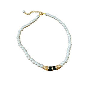 Collier ras du cou en perles vintage avec pendentif émail noir et accents dorés