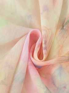 Detailaufnahme von weichem Chiffon-Stoff mit Aquarell-Batikmuster und Textur