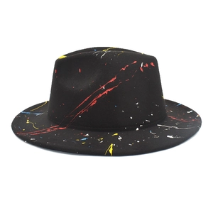 Détail d'un chapeau fedora noir en feutre avec des taches de peinture et large bord
