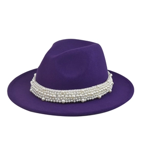 Vista detallada de un sombrero fedora de fieltro de lana morado con banda de perlas