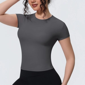 Détails des coutures lisses et de la texture respirante du t-shirt de sport gris foncé