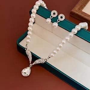 Ensemble collier et boucles d'oreilles en perles avec pendentif en cristal en boîte