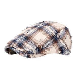 Béret à carreaux vintage avec bords effilochés en bleu marron et blanc style rétro