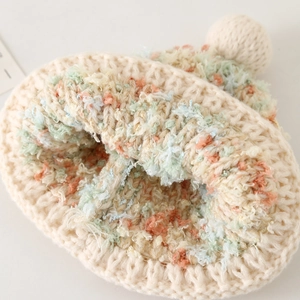 Gebreide wintermuts voor kinderen met kleurrijke pompon en oorbescherming beige