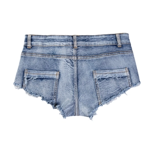 Dettaglio delle tasche posteriori e dell'orlo sfrangiato dei pantaloncini di jeans