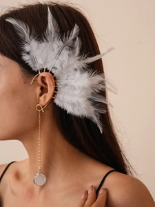 Λεπτομέρεια από λευκό φτερό ear cuff με χρυσή αλυσίδα και κρυστάλλινο μενταγιόν