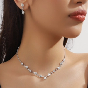 Dettaglio di un set di gioielli da sposa in argento con collana e orecchini lucidi