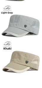 Detalle de tela de malla de secado rápido y logo metálico en gorras caqui y gris claro